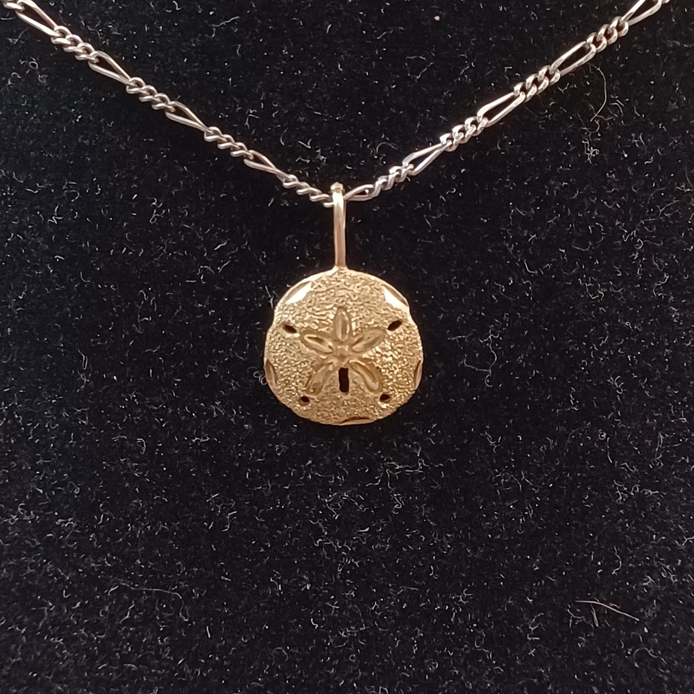 14K Yellow Gold Star Shell Pendent